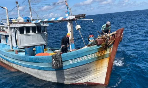 Tàu 953, Lữ đoàn 167 Vùng 2 Hải quân giúp đỡ tàu cá ngư dân bị nạn