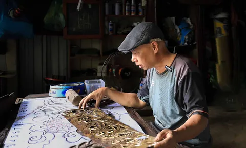 Nghề đục ngược làm tranh đồng