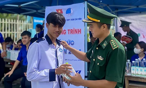 Tuổi trẻ BĐBP Quảng Nam tiếp sức mùa thi từ miền xuôi đến miền ngược