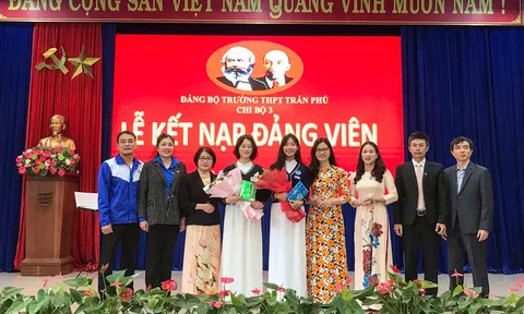 Trường THPT Trần Phú kết nạp Đảng viên vừa tốt nghiệp