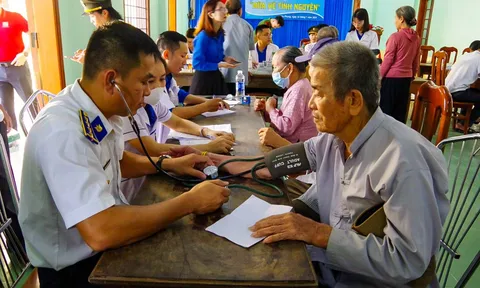 Hải đội 202/Bộ Tư lệnh Vùng Cảnh sát biển 2 tổ chức Chương trình “Mùa hè tình nguyện” tri ân tháng 7