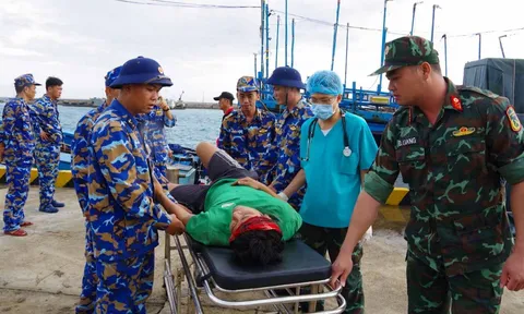 Bệnh xá đảo Trường Sa cấp cứu ngư dân bị tai nạn lao động trên biển