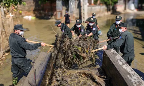 Hơn 100 cán bộ, chiến sĩ Cảnh sát Cơ động hỗ trợ tổng vệ sinh môi trường
