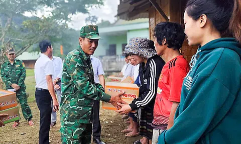 Đồn Biên phòng Ga Ry di dời dân trong đêm khỏi khu vực núi có vềt nứt