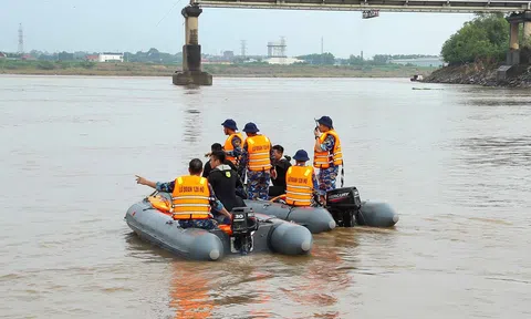 Lực lượng “ người nhái” nỗ lực tìm kiếm 4 nạn nhân mất tích tại cầu Phong Châu