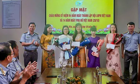 Gặp mặt phụ nữ nhân dịp kỷ niệm 94 năm ngày 20/10