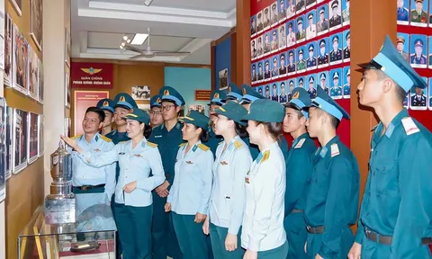 Hơn 1.000 cán bộ, chiến sĩ Sư đoàn Không quân 372 được giáo dục truyền thống