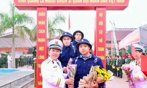 Chiến sĩ mới phấn khởi về đơn vị nhận nhiệm vụ