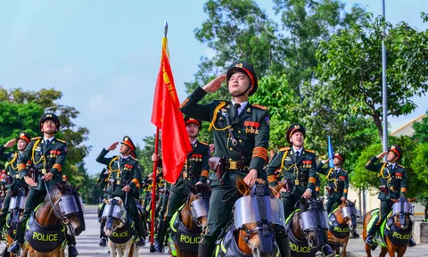 Kỵ binh rèn luyện dưới nắng, sẵn sàng cho lễ diễu binh 30/4