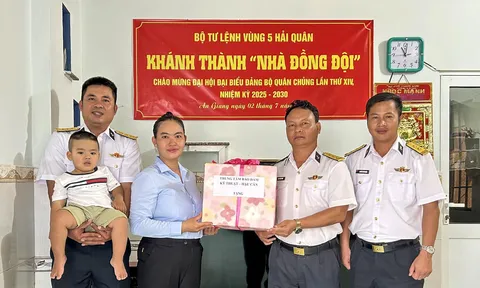 Mái nhà giữa lòng đồng đội