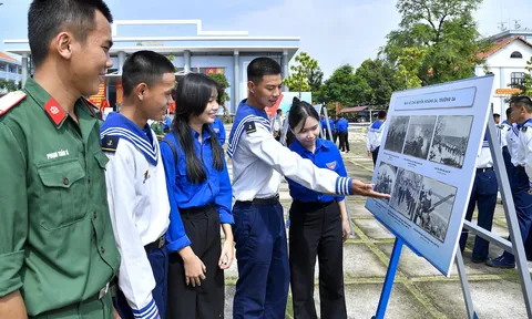 Trưng bày ảnh về “Hoàng Sa - Trường Sa” và Đại hội Đại biểu Đảng bộ Vùng, Quân chủng
