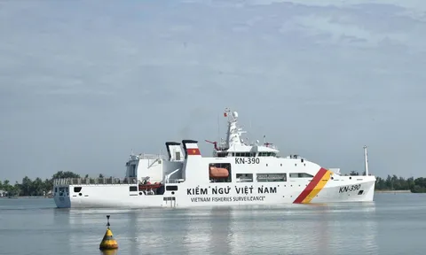 Tàu CSB 8002, tàu 390 lên đường thực hiện nhiệm vụ diễu binh, diễu hành trên biển
