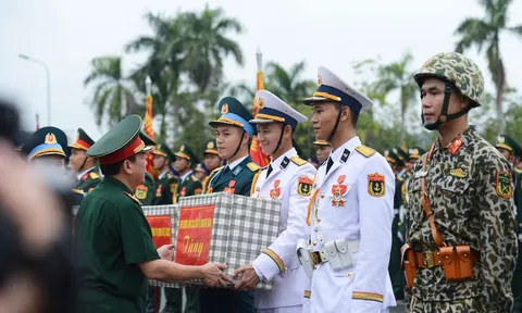 Ngọn lửa từ một bàn tay siết chặt