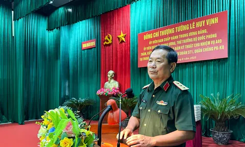 Thượng tướng Lê Huy Vịnh kiểm tra, động viên lực lượng kỹ thuật bảo đảm nhiệm vụ A80