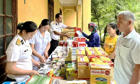Bộ đội Hải quân chung tay cùng dân khắc phục hậu quả mưa lũ