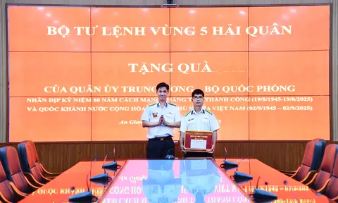 Trao quà của Quân ủy Trung ương, Bộ Quốc phòng cho các quân nhân Vùng 5 Hải quân