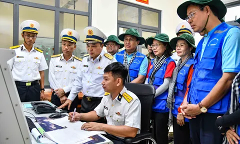TP. Hồ Chí Minh trao 6,5 tỷ đồng quà tặng quân dân vùng biển Tây Nam