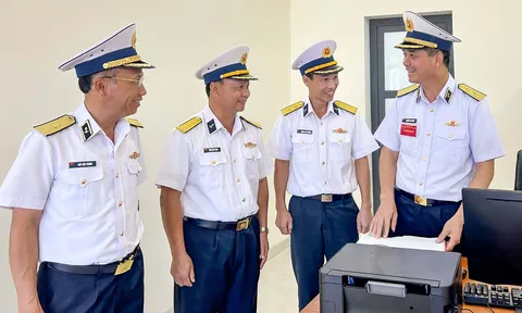 Phó Đô đốc Nguyễn An Phong kiểm tra đơn vị vững mạnh toàn diện tại Vùng 5 Hải quân