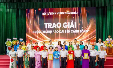 Vẻ đẹp người phụ nữ Hải quân tỏa sáng cùng sắc áo dài Việt Nam