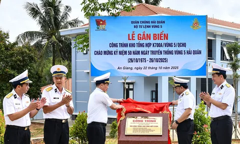 Vùng 5 Hải quân: Gắn biển công trình chào mừng kỷ niệm 50 năm Ngày truyền thống