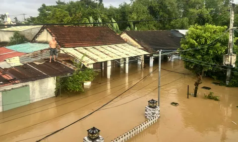Giữa dòng lũ, còn lại tình người