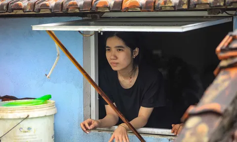 Qua ô cửa thoát hiểm