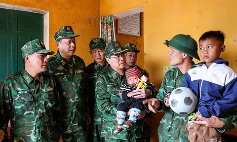 Thiếu tướng Võ Tiến Nghị động viên lực lượng tìm kiếm nạn nhân vụ sạt lở tại Hùng Sơn