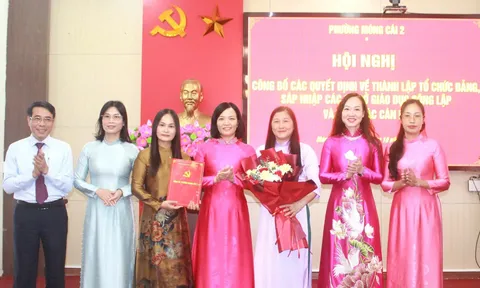 Quảng Ninh: Phường Móng Cái 2 công bố các quyết định thành lập tổ chức Đảng, sáp nhập các trường học công lập và công tác cán bộ