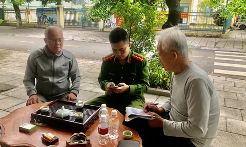 Quảng Ninh: Nhân dân phường Móng Cái 1 tham gia góp ý kiến vào Dự thảo văn kiện đại hội đảng trên ứng dụng VNeID
