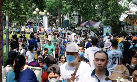 Đi chơi Hà Nội ngày lễ: Chen ngộp thở, đói hoa mắt, nhiều trẻ đi lạc