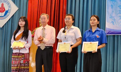 Người giữ lửa cho khát vọng tri thức của học sinh dân tộc