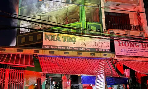 Cháy nhà gần chợ Đầm - Nha Trang, lực lượng phòng cháy chữa cháy khẩn trương dập lửa