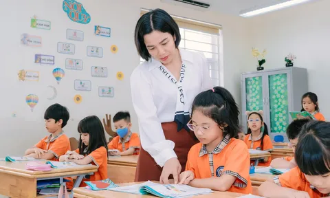 Một giáo viên tiểu học nhận danh hiệu Nhà giáo nhân dân