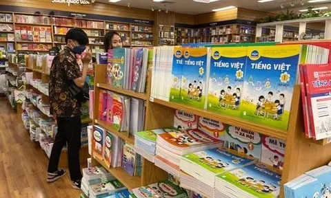 Tặng hơn 120.000 bộ sách giáo khoa cho các trường Trung học, Tiểu học trên toàn quốc