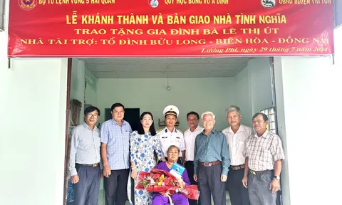 Bộ Tư lệnh Vùng 5 Hải quân bàn giao “Nhà tình nghĩa” tại An Giang