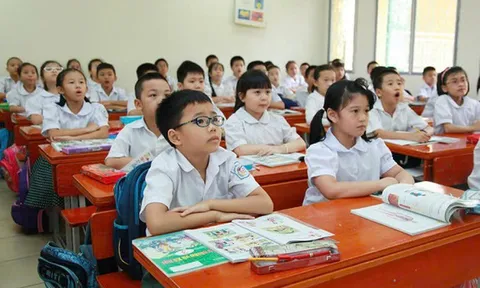 Hà Nội yêu cầu các trường học không thu tiền vệ sinh lớp, mua sắm máy móc, thiết bị đầu năm học mới
