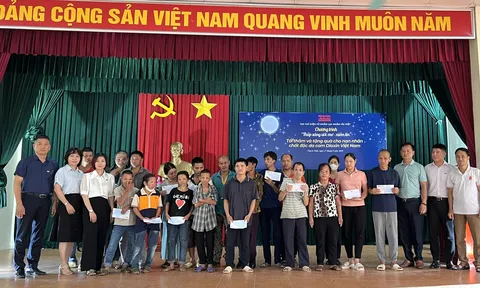 Tạp chí điện tử Nhân lực Nhân tài Việt tặng quà cho nạn nhân da cam nhân dịp Trung thu 2024