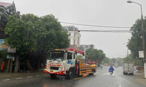 Thành Vinh "thất thủ" sau mưa, loạt trường cho học sinh nghỉ học