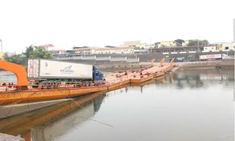 TP Móng Cái xuất khẩu 2.374 tấn hàng đầu tiên qua lối mở cầu phao sau kỳ nghỉ Tết Nguyên đán Ất Tỵ 2025