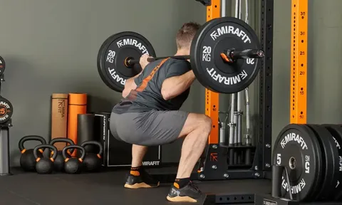 Thanh niên nhập viện vì squat 2.000 cái để thắng cược