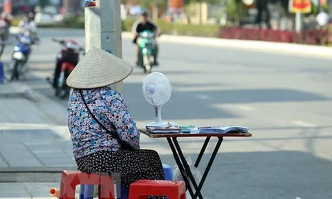 Hà Nội đêm có mưa vài nơi, ngày nắng nóng