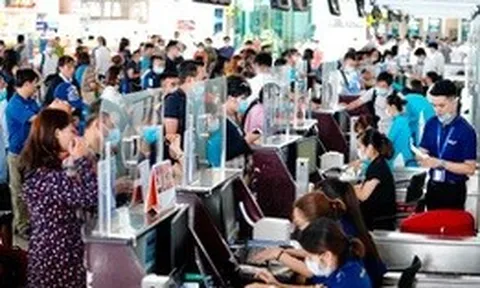 Cảnh báo nguy cơ mua phải vé giả, quá tải ở sân bay dịp 30/4-1/5