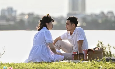 Người Hà Nội đổ về bãi sông Hồng dựng lều trại