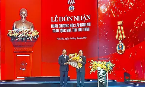 Nhà thơ Hữu Thỉnh vinh dự nhận Huân chương Độc lập hạng Nhì