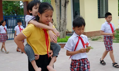 4 năm cõng bạn trên vai, cô bé trở thành điểm tựa cho người bạn khuyết tật