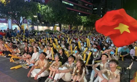 Cổ  động viên TP.HCM "hết mình” cổ vũ trận bán kết Việt Nam - Malaysia