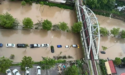 Nhiều nơi miền Bắc ngập sâu sau mưa lớn, ôtô chìm trong biển nước