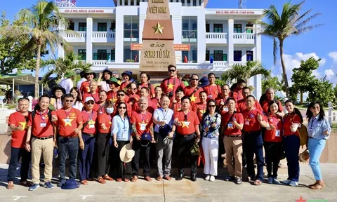 Đoàn kiều bào thăm huyện đảo Trường Sa và nhà giàn DK1