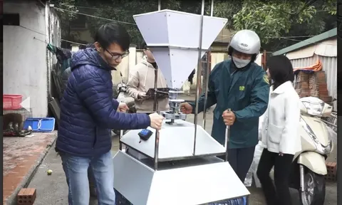Tháp cho cá ăn tự động của học trò Hà Nội