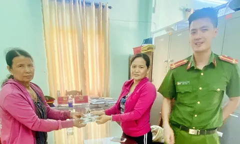 Ra cánh đồng nhặt được bọc tiền, giao Công an xã trả người đánh rơi